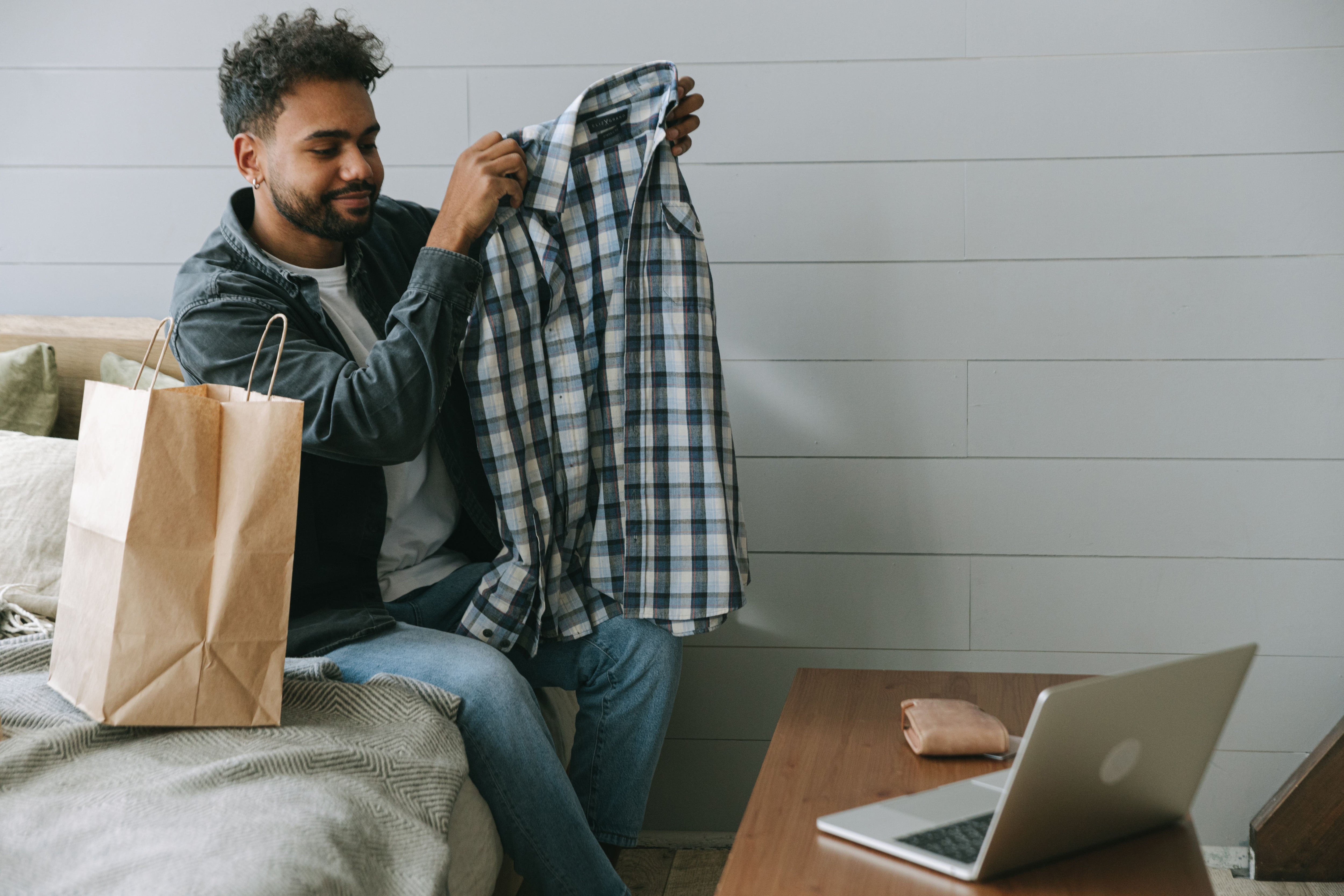 Trying to nail the right size is easily one of the biggest headaches when shopping for clothes online. (Pexel)