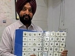 Baljit Singh with displaying his collection. (ht photo)