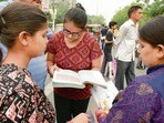 నీట్​ ఎగ్జామ్ సెంటర్​ వద్ద విద్యార్థులు..