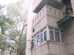 The deceased, a resident of Pushp Vihar, was found critically injured after an alleged fall from the B-Block of NDMC Flats at Palika Kunj on Saturday. (ANI VIDEO)
