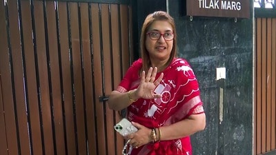 জোড়া ফুল ছাড়লেও শতাব্দী রায়ের হৃদয়ে এখনও মমতা বন্দ্যোপাধ্যায়! (ANI Video Grab ) জোড়া ফুল ছাড়লেও শতাব্দী রায়ের হৃদয়ে এখনও মমতা বন্দ্যোপাধ্যায়! (ANI Video Grab )