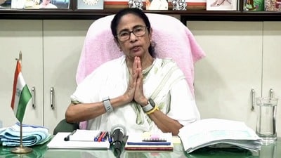 সোমবার সকালে ফের বাড়ানো হল কালীঘাটে প্রাক্তন মুখ্যমন্ত্রীর বাসভবনের সামনে নিরাপত্তা। (Mamata Banerjee's social media p) সোমবার সকালে ফের বাড়ানো হল কালীঘাটে প্রাক্তন মুখ্যমন্ত্রীর বাসভবনের সামনে নিরাপত্তা। (Mamata Banerjee's social media p)