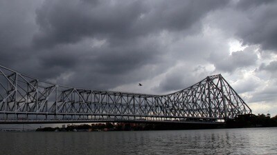 আলিপুর আবহাওয়া দপ্তর জানিয়েছে, আগামী বুধবার পর্যন্ত দক্ষিণবঙ্গে ঝড়-বৃষ্টির এই পরিস্থিতি বজায় থাকবে। (Saikat Paul) আলিপুর আবহাওয়া দপ্তর জানিয়েছে, আগামী বুধবার পর্যন্ত দক্ষিণবঙ্গে ঝড়-বৃষ্টির এই পরিস্থিতি বজায় থাকবে। (Saikat Paul)