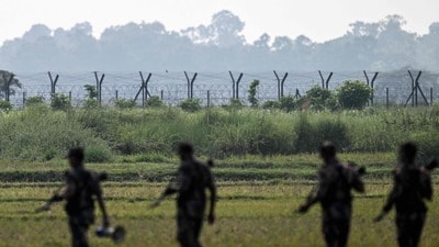 অভিযোগ, ধৃত বাংলাদেশিদের অধিকাংশই দালালদের সাহায্যে সীমান্তের কাঁটাতার পেরিয়ে অবৈধভাবে ভারতে প্রবেশ করেছিলেন। (AFP) অভিযোগ, ধৃত বাংলাদেশিদের অধিকাংশই দালালদের সাহায্যে সীমান্তের কাঁটাতার পেরিয়ে অবৈধভাবে ভারতে প্রবেশ করেছিলেন। (AFP)