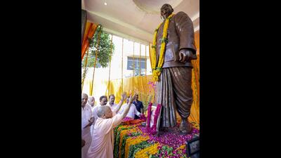 मुख्यमंत्री योगी आदित्यनाथ ने सोमवार को लखनऊ में भारतीय जनसंघ के संस्थापक श्यामा प्रसाद मुखर्जी को उनकी 125वीं जयंती पर पुष्पांजलि अर्पित की। (पीटीआई फोटो) मुख्यमंत्री योगी आदित्यनाथ ने सोमवार को लखनऊ में भारतीय जनसंघ के संस्थापक श्यामा प्रसाद मुखर्जी को उनकी 125वीं जयंती पर पुष्पांजलि अर्पित की। (पीटीआई फोटो)