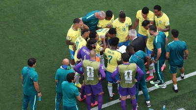 Carlo Ancelotti, Head Coach of Brazil, speaks with his players during a hydration break in the FIFA World Cup 2026 Round of 16 match between Brazil and Norway (Getty Images via AFP) Carlo Ancelotti, Head Coach of Brazil, speaks with his players during a hydration break in the FIFA World Cup 2026 Round of 16 match between Brazil and Norway (Getty Images via AFP)