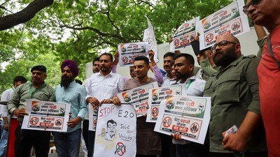 జంతర్ మంతర్ వద్ద ఈ20 పెట్రోల్ పాలసీపై నిరసనలు (REUTERS)