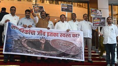 Opposition MLAs protest at entrance of Vidhan Bhavan on Monday (Anshuman Poyrekar/HT Photo) Opposition MLAs protest at entrance of Vidhan Bhavan on Monday (Anshuman Poyrekar/HT Photo)