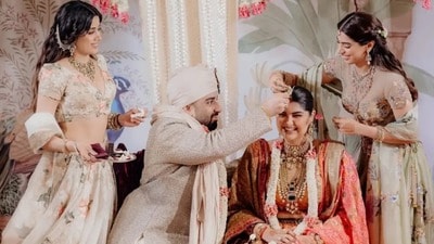 দু-পাশে দুই সৎ বোন জাহ্নবী-খুশি, বিয়ে সারলেন অংশুলা, অর্জুনের ভগ্নিপতিকে চেনেন? দু-পাশে দুই সৎ বোন জাহ্নবী-খুশি, বিয়ে সারলেন অংশুলা, অর্জুনের ভগ্নিপতিকে চেনেন?
