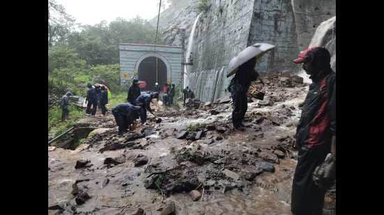 Rains bring trains to a halt, do-gooders feed stranded passengers