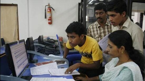 Navi Mumbai - 16th July 2010 - Online admission for class 11 is going on at Karmaveer Bhaurao Patil College ( Modern College ) at Vashi - Photo by Sudipta Banerjee (Hindustan Times)