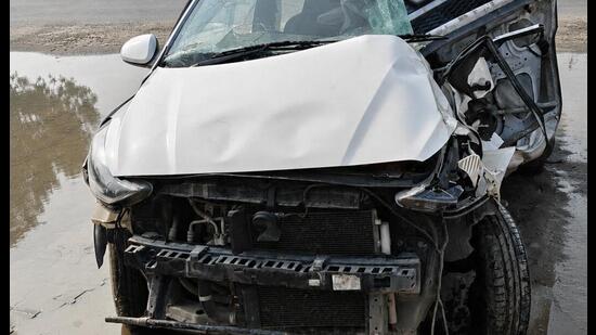 The impact crushed the Hyundai Aura, trapping all five occupants inside until commuters rescued them and alerted police. (HT)