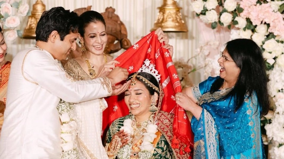 TMC-কে বিদায় জানিয়ে মার্কিন মুলুকে কোয়েল! দাদার বিয়েতে জমিয়ে নাচ টলি কুইনের