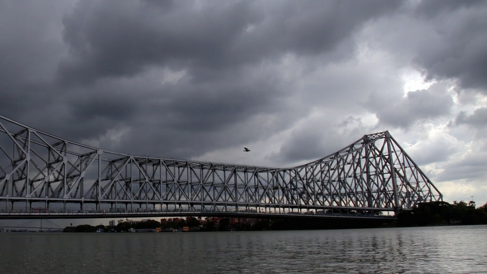 আলিপুর আবহাওয়া দপ্তর জানিয়েছে, আগামী বুধবার পর্যন্ত দক্ষিণবঙ্গে ঝড়-বৃষ্টির এই পরিস্থিতি বজায় থাকবে। (Saikat Paul)