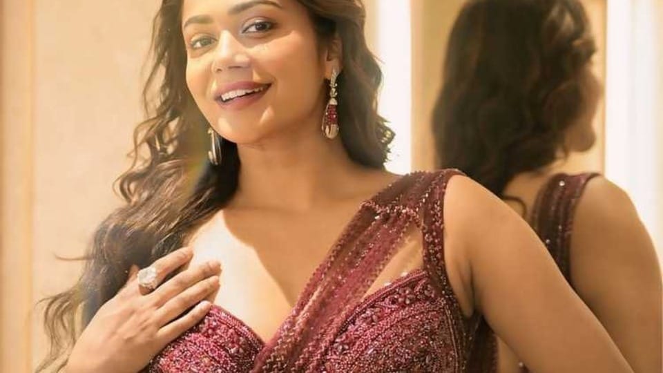 <p>ఓ వైపు సినిమాలతో బిజీగా ఉన్న పాయల్.. మరోవైపు ఇలా సోషల్ మీడియాలో హాట్ పోజులతో అదరగొడుతోంది. </p>(instagram-payal_radhakrishna)