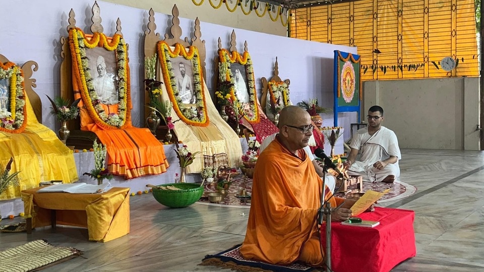 নরেন্দ্রপুর রামকৃষ্ণ মিশনে এক শিক্ষকের চাকরির অফার খারিজ করে দিল কলকাতা হাইকোর্টের ডিভিশন বেঞ্চ। (ছবিটি প্রতীকী, সৌজন্যে ফেসবুক Ramakrishna Mission Residential College, Narendrapur / RKMRC)