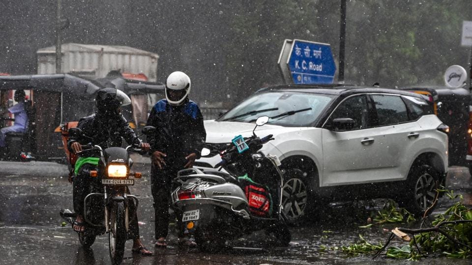 With 153 mm of rain in the 24 hours ending 5pm on Sunday, Mumbai recorded 74% of July’s average rainfall in just four days. (HT PHOTO) (HT_PRINT) With 153 mm of rain in the 24 hours ending 5pm on Sunday, Mumbai recorded 74% of July’s average rainfall in just four days. (HT PHOTO) (HT_PRINT)