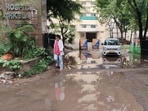 Commuters struggled to pass through the waterlogged road, while many vehicles broke down after getting stuck in the accumulated rainwater and slush. (Sant Arora/HT)