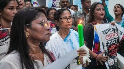 বারুইপুর কাণ্ডের প্রতিবাদে এবার আনুষ্ঠানিকভাবে পথে নামার সিদ্ধান্ত নিয়েছেন মমতা বন্দ্যোপাধ্যায়। (PTI)