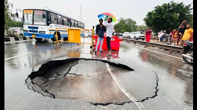 Traffic police diverted vehicles via the Southern Peripheral Road and Dwarka Expressway after barricading the affected carriageway for safety. (Parveen Kumar/HT)