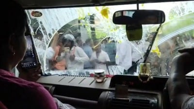 কোচবিহারের শীতলকুচিতে নিহত মন্টু মিঞার পরিবারের সঙ্গে দেখা করে ফেরার পথে মীনাক্ষী মুখোপাধ্যায়ের কনভয় লক্ষ্য করে একের পর এক ডিম ছোড়ার অভিযোগ উঠেছে।