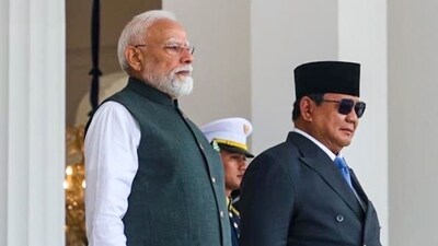 जकार्ता में राष्ट्रपति भवन, इस्ताना मर्डेका में एक औपचारिक स्वागत के दौरान इंडोनेशियाई राष्ट्रपति प्रबोवो सुबिआंतो के साथ प्रधान मंत्री नरेंद्र मोदी, (@MEAIndia/X) जकार्ता में राष्ट्रपति भवन, इस्ताना मर्डेका में एक औपचारिक स्वागत के दौरान इंडोनेशियाई राष्ट्रपति प्रबोवो सुबिआंतो के साथ प्रधान मंत्री नरेंद्र मोदी, (@MEAIndia/X)
