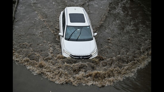 Residents questioned GMDA and MCG’s desilting claims after widespread flooding, while officials said key junctions drained quickly due to recent mitigation works. (Parveen Kumar/HT)