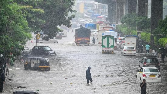 The court remarked that Mumbai “was destined to witness rainwater on the roads,” as people had encroached upon public lands, blocked drainage lines and converted footpaths into parking and hawking zones. (Raju Shinde/HT Photo)