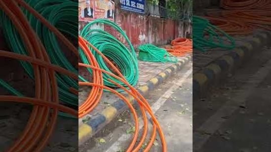 How walkable is Delhi? Public urination makes footpath next to school unusable