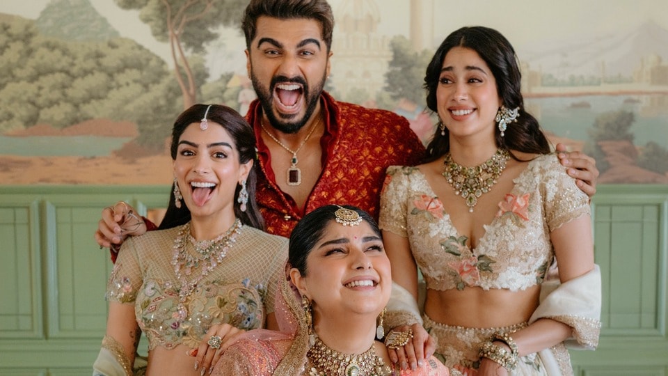 <p>తమ సిస్టర్ పెళ్లిలో అర్జున్ కపూర్, ఖుషీ కపూర్, జాన్వీ కపూర్ కలిసి తెగ ఎంజాయ్ చేశారు. ఇప్పుడీ ఫొటోలు సోషల్ మీడియాలో వైరల్ గా మారాయి. </p>(instagram-Khushi Kapoor)