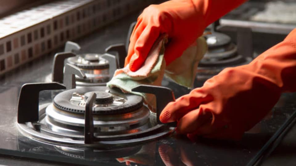 <p>మీ గ్యాస్ స్టవ్ లేదా ఓవెన్‌ను శుభ్రంగా మెరిసేలా ఉంచడానికి వంట తర్వాత కేవలం 30 సెకన్ల పాటు తడి గుడ్డతో దానిని తుడవండి. ఇది జిడ్డు మరకలు పడకుండా నిరోధించడంలో సహాయపడుతుంది.</p>