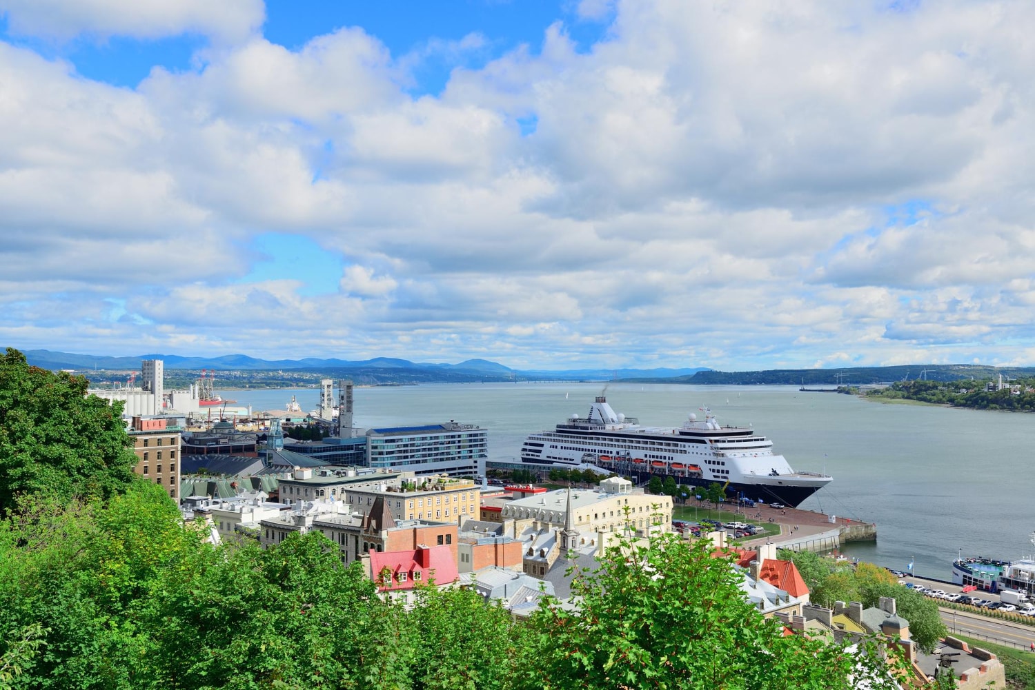 When on a cruise, you are not confined to the ship always as there are plenty of exciting shore activities you take part in. (Picture credit: Freepik)