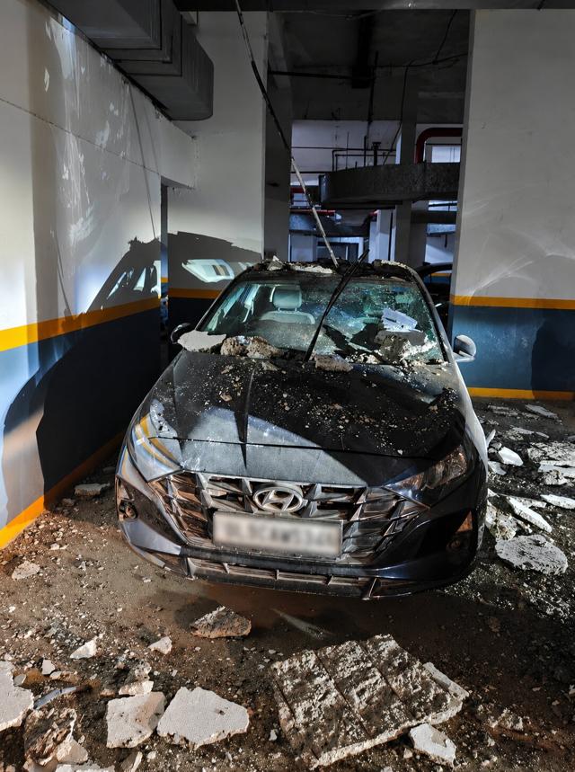 A section of the roof fell onto a parked vehicle early Monday. No one was injured. The builder did not respond to queries till publication. (HT) A section of the roof fell onto a parked vehicle early Monday. No one was injured. The builder did not respond to queries till publication. (HT)