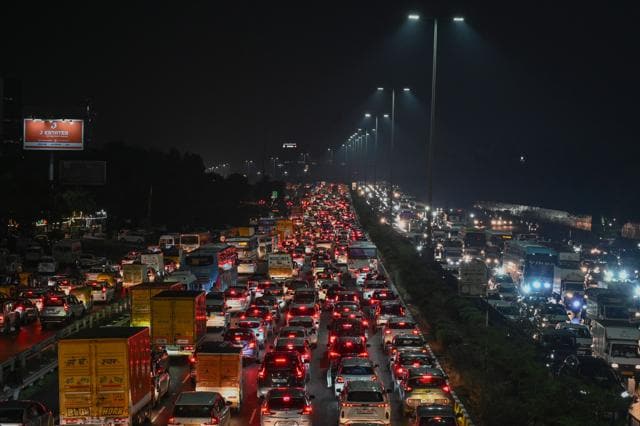 Heave snarl seen at Delhi-Gurugram Expressway due to heavy rain near Signature Tower flyover on Tuesday. (Parveen Kumar/HT) Heave snarl seen at Delhi-Gurugram Expressway due to heavy rain near Signature Tower flyover on Tuesday. (Parveen Kumar/HT)