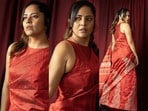 <p>సినిమాల్లో డిఫరెంట్ క్యారెక్టర్లు ప్లే చేస్తూ దూసుకుపోతోంది అనసూయ భరద్వాజ్. తాజాగా చీరలో ఇలా మెరిసిపోయింది. </p>(instagram-itsme_anasuya)