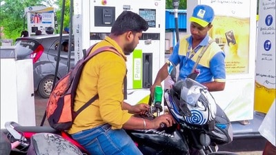 কলকাতায় প্রতি লিটার পেট্রোলের দাম রয়েছে ১১৩ টাকা ৫১ পয়সা এবং ডিজেলের দাম ৯৯ টাকা ৮২ পয়সা। (ANI Video Grab) কলকাতায় প্রতি লিটার পেট্রোলের দাম রয়েছে ১১৩ টাকা ৫১ পয়সা এবং ডিজেলের দাম ৯৯ টাকা ৮২ পয়সা। (ANI Video Grab)