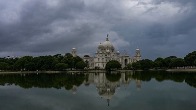 কলকাতায় সর্বোচ্চ তাপমাত্রা ৩২ ডিগ্রি সেলসিয়াস এবং সর্বনিম্ন তাপমাত্রা ২৭ ডিগ্রির আশেপাশে থাকতে পারে। (PTI) কলকাতায় সর্বোচ্চ তাপমাত্রা ৩২ ডিগ্রি সেলসিয়াস এবং সর্বনিম্ন তাপমাত্রা ২৭ ডিগ্রির আশেপাশে থাকতে পারে। (PTI)