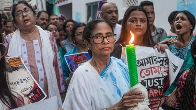 বারুইপুর ধর্ষণ-খুন মামলায় মমতা বন্দ্যোপাধ্যায়ের মিছিলকে ঘিরে রাজনৈতিক তরজা আরও তীব্র হয়েছে। (PTI) বারুইপুর ধর্ষণ-খুন মামলায় মমতা বন্দ্যোপাধ্যায়ের মিছিলকে ঘিরে রাজনৈতিক তরজা আরও তীব্র হয়েছে। (PTI)