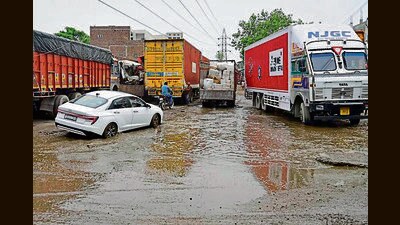 Vehicles navigate an inundated road at Transport Nagar in Ludhiana on Wednesday. (HT Photo) Vehicles navigate an inundated road at Transport Nagar in Ludhiana on Wednesday. (HT Photo)