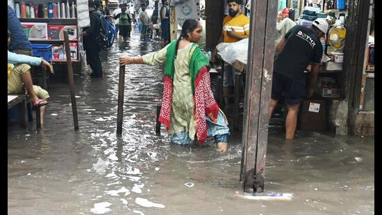 Several localities in Delhi, especially in the northern part, reported waterlogging on roads, hindering traffic. (Sonu Mehta/HT)