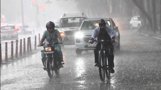 The IMD said very light to light, moderate rain, and thunderstorms were likely during Wednesday forenoon. (HT PHOTO)