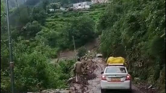 The Ratigaad and Haradiya slopes along the Thal–Munsiyari route have long been prone to landslides.