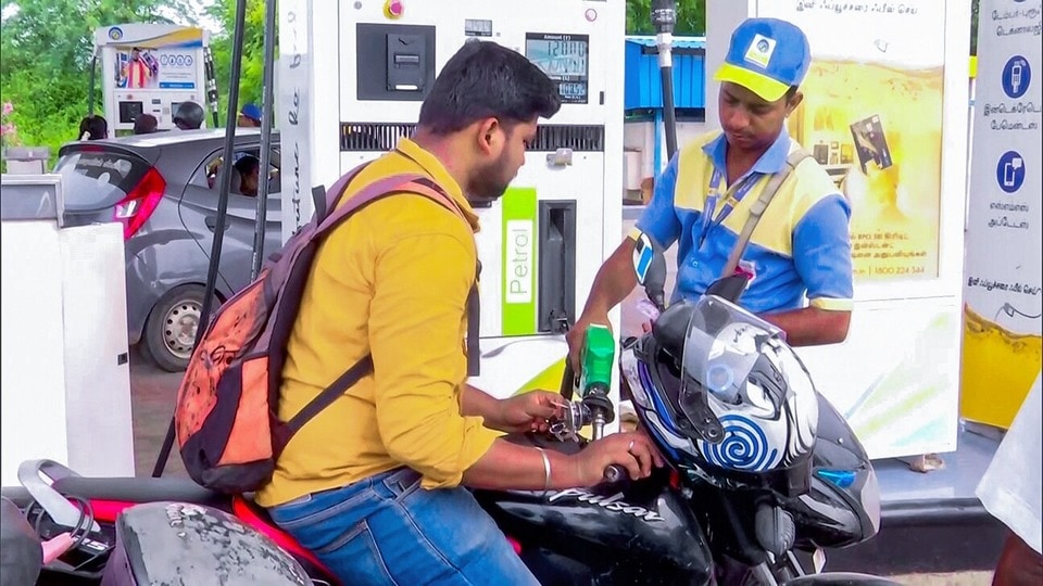 কলকাতায় প্রতি লিটার পেট্রোলের দাম রয়েছে ১১৩ টাকা ৫১ পয়সা এবং ডিজেলের দাম ৯৯ টাকা ৮২ পয়সা। (ANI Video Grab)