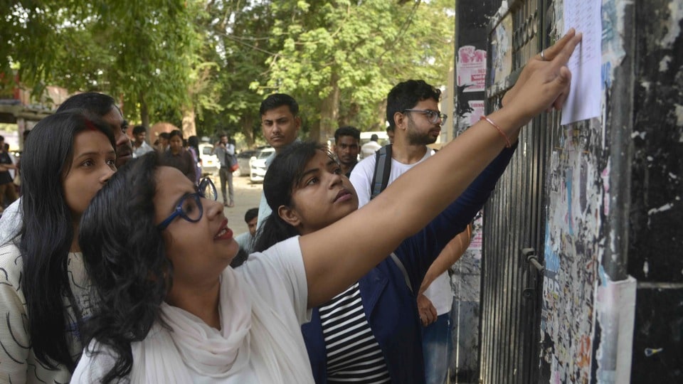 ইউপিএসসি সিভিল সার্ভিসেস পরীক্ষা দিয়ে আইএএস হওয়ার স্বপ্ন দেখেন অনেকেই। (ছবিটি প্রতীকী, সৌজন্যে পিটিআই)