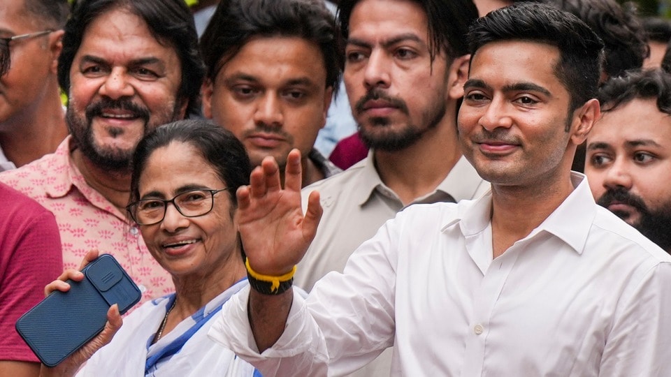 ইডির দাবি, তৃণমূলের ব্যাঙ্ক অ্যাকাউন্ট থেকে প্রায় ১৬০ কোটি টাকার সন্দেহজনক লেনদেনের সন্ধান মিলেছে। (PTI)