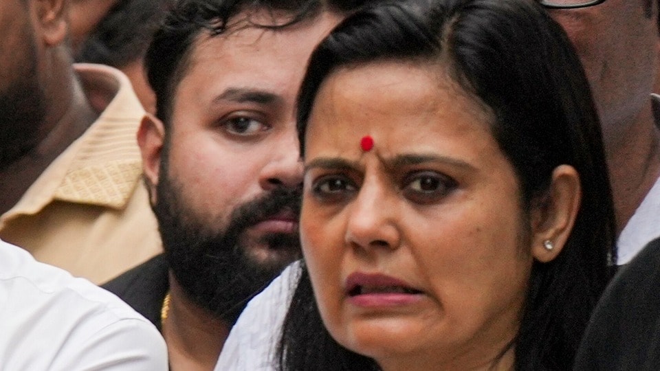বারুইপুর এনকাউন্টার নিয়ে সরকারের বিরুদ্ধে তীব্র আক্রমণ শানিয়েছেন তৃণমূল কংগ্রেসের সাংসদ মহুয়া মৈত্র। (PTI)