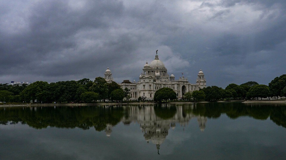 কলকাতায় সর্বোচ্চ তাপমাত্রা ৩২ ডিগ্রি সেলসিয়াস এবং সর্বনিম্ন তাপমাত্রা ২৭ ডিগ্রির আশেপাশে থাকতে পারে। (PTI)