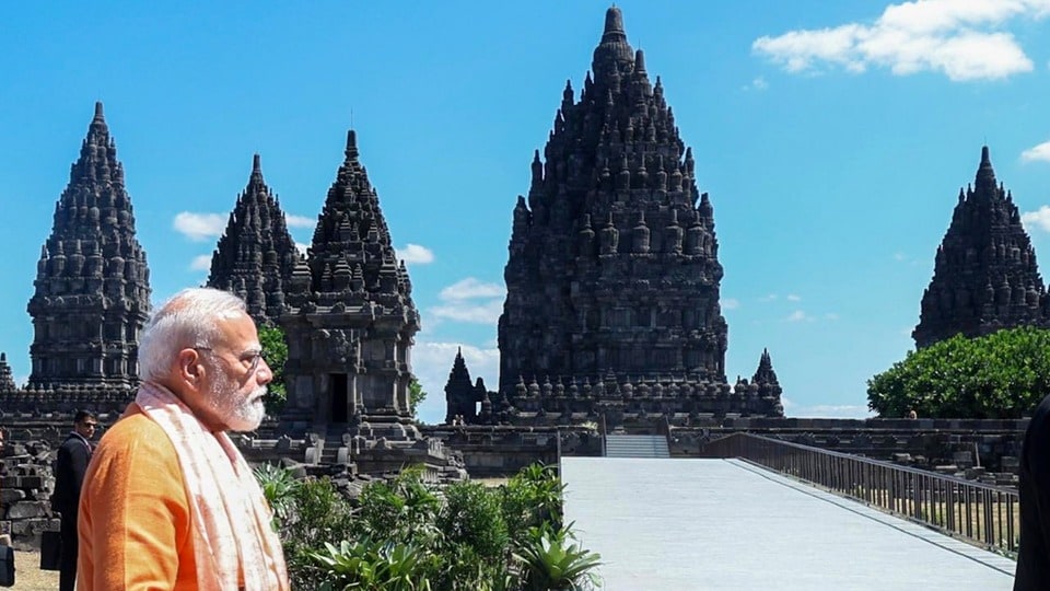 ১,০০০ বছরের পুরনো প্রম্বানন মন্দির পরিদর্শন PM মোদীর (@MEAIndia)
