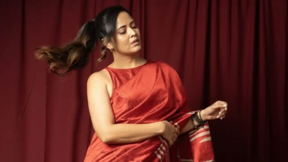 <p>ఈ ఈవెంట్ కోసం ఇలా చీరలో రెడీ అయింది అనసూయ. తన టెడ్ టాక్ అనుభవాన్ని ఇన్ స్టాలో పంచుకుంటూ ఇవాళ (జూలై 8) ఈ ఫొటోలు పోస్టు చేసింది. </p>(instagram-itsme_anasuya)
