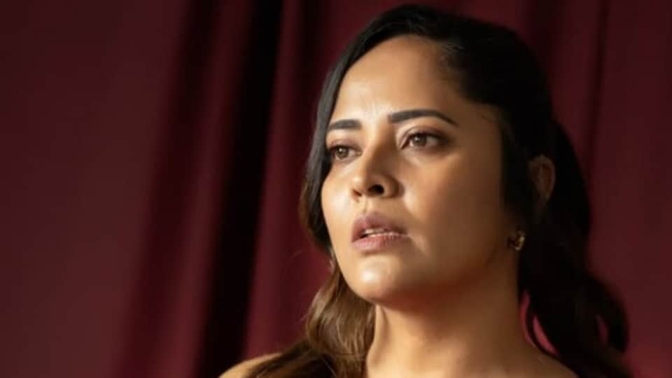 <p>వివిధ రంగాలకు చెందిన సక్సెస్ ఫుల్ పర్సన్స్ తమ సక్సెస్ స్టోరీని షేర్ చేసే వేదికే టెడ్ టాక్. తాజాగా ఐఎంటీ హైదరాబాద్ లో జరిగిన టెడ్ టాక్ లో అనసూయ తన స్టోరీ చెప్పింది.</p>(instagram-itsme_anasuya)